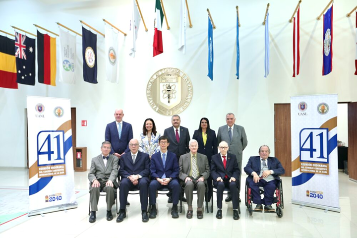 UANL consolida su educación de clase mundial con acreditaciones internacionales