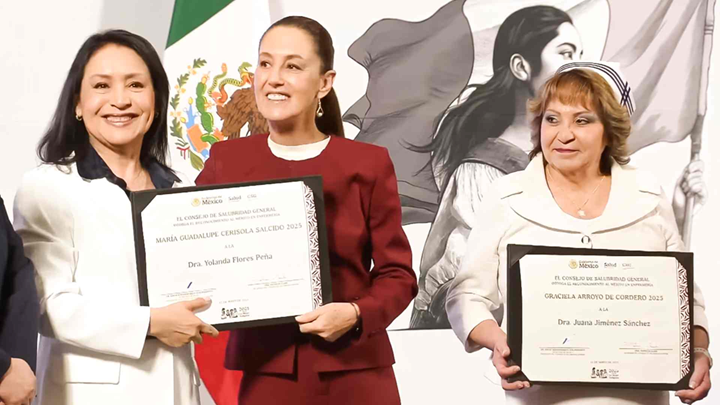 Recibe especialista de UANL Mérito a la Enfermería en Palacio Nacional