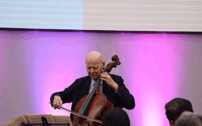 Carlos Prieto ofrece un concierto íntimo y lleno de nostalgia en el Tec de Monterrey