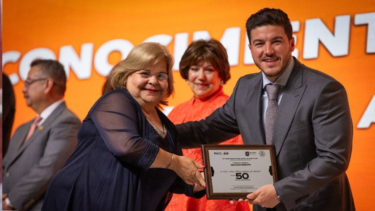 Gobernador Samuel García reconoce la trayectoria de 509 docentes en Nuevo León