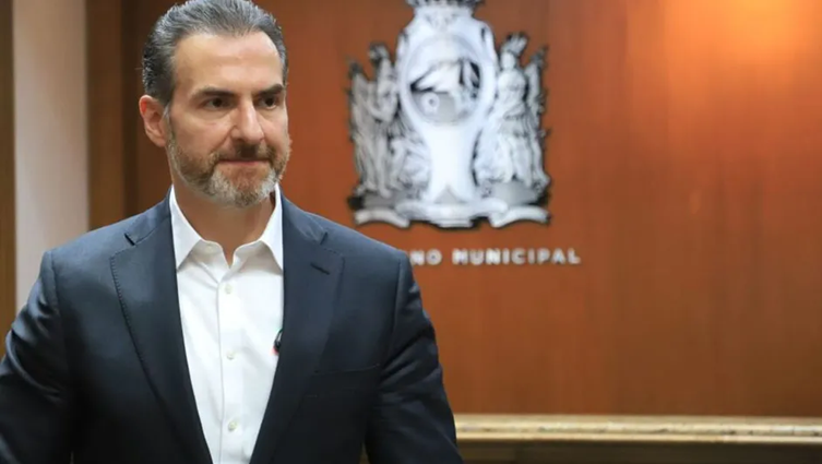 Adrián de la Garza se enfoca en Monterrey, pero no descarta gubernatura en 2027