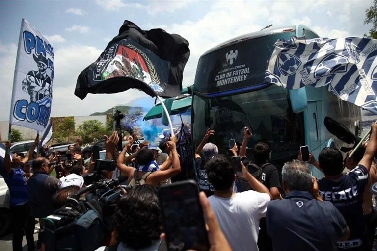 Aficionados Despiden a Rayados con Emoción en su Viaje al Mundial de Clubes