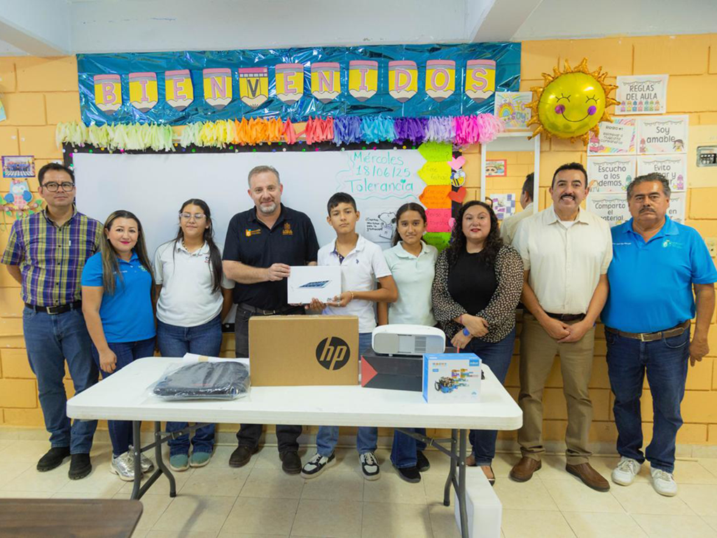 Gobierno de Nuevo León lleva tecnología a escuelas rurales de General Terán