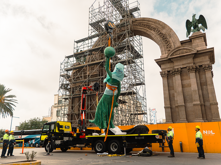 La Alegoría de la Independencia regresa a su lugar en el emblemático Arco de Monterrey