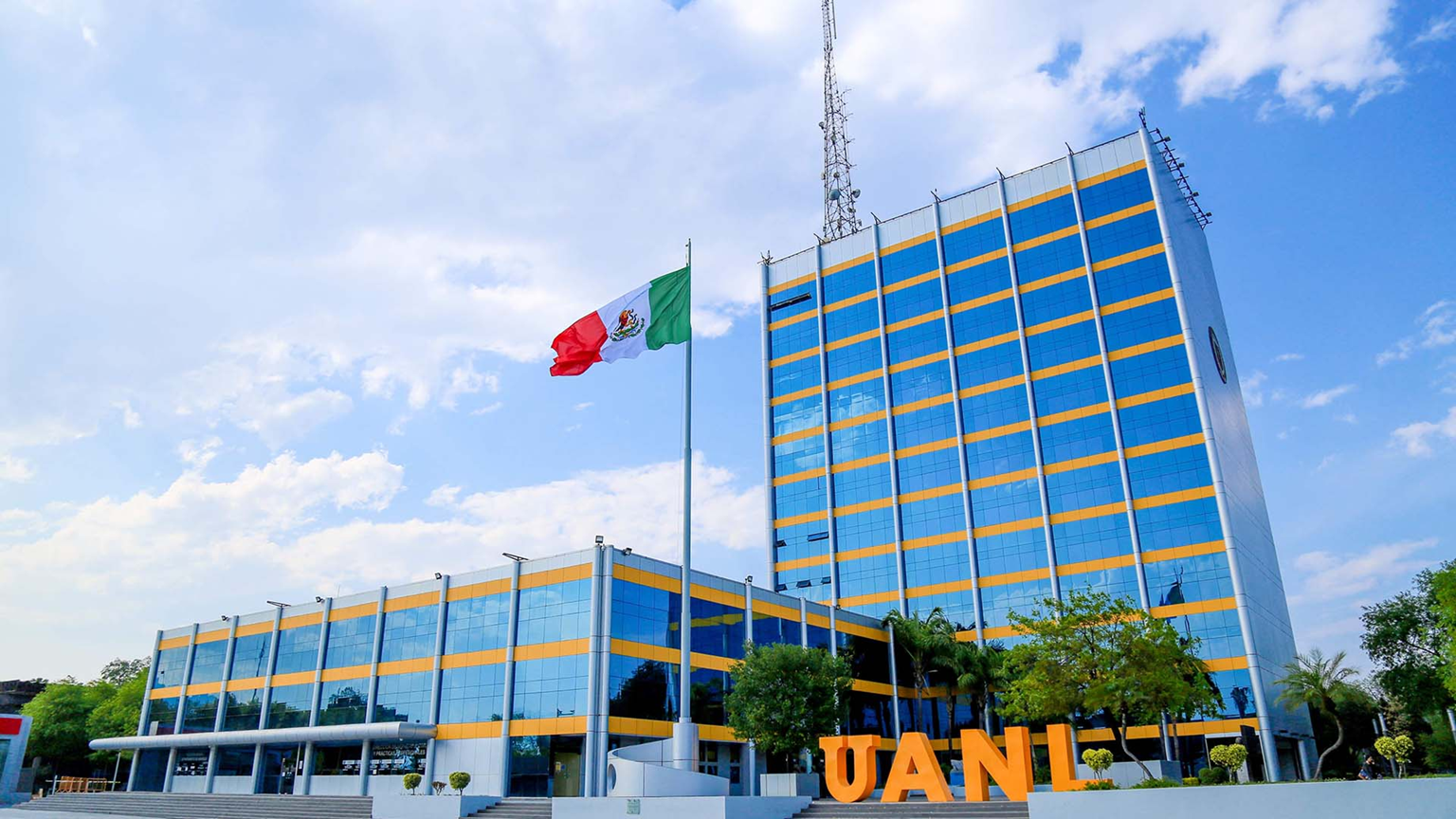 Empresarios Apoyan la Educación de Jóvenes Talentos de la UANL