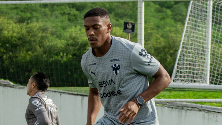 El delantero francés se incorporó a los trabajos del equipo en El Barrial; se espera que su debut con el club se produzca la próxima semana ante Santos.