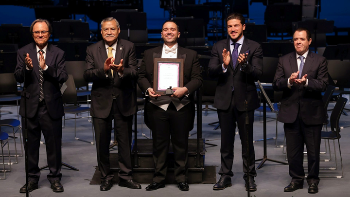 Debuta el tenor Andrés Moreno en gala lírica a beneficio del HU