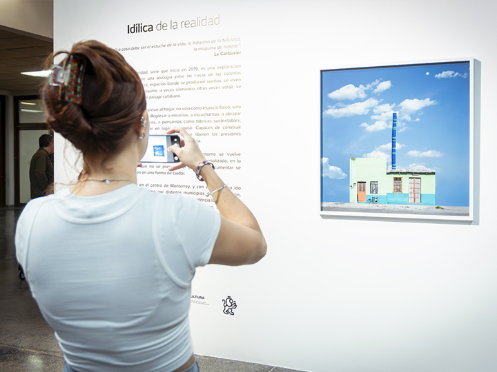 “Idílica de la realidad”: Una exposición que revela los sueños y las rutinas de los espacios habitados