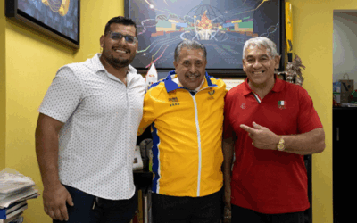 Reconoce UANL a entrenadores de lanzamiento Alejandro Laberdesque y Uziel Muñoz