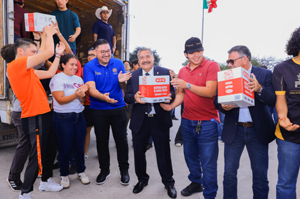 Colecta mano cadena de UANL once toneladas de ayuda para Veracruz