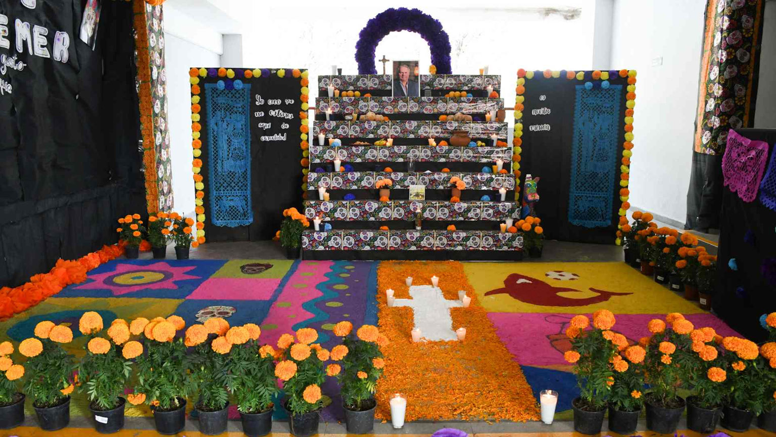 Honran a los difuntos con altares universitarios