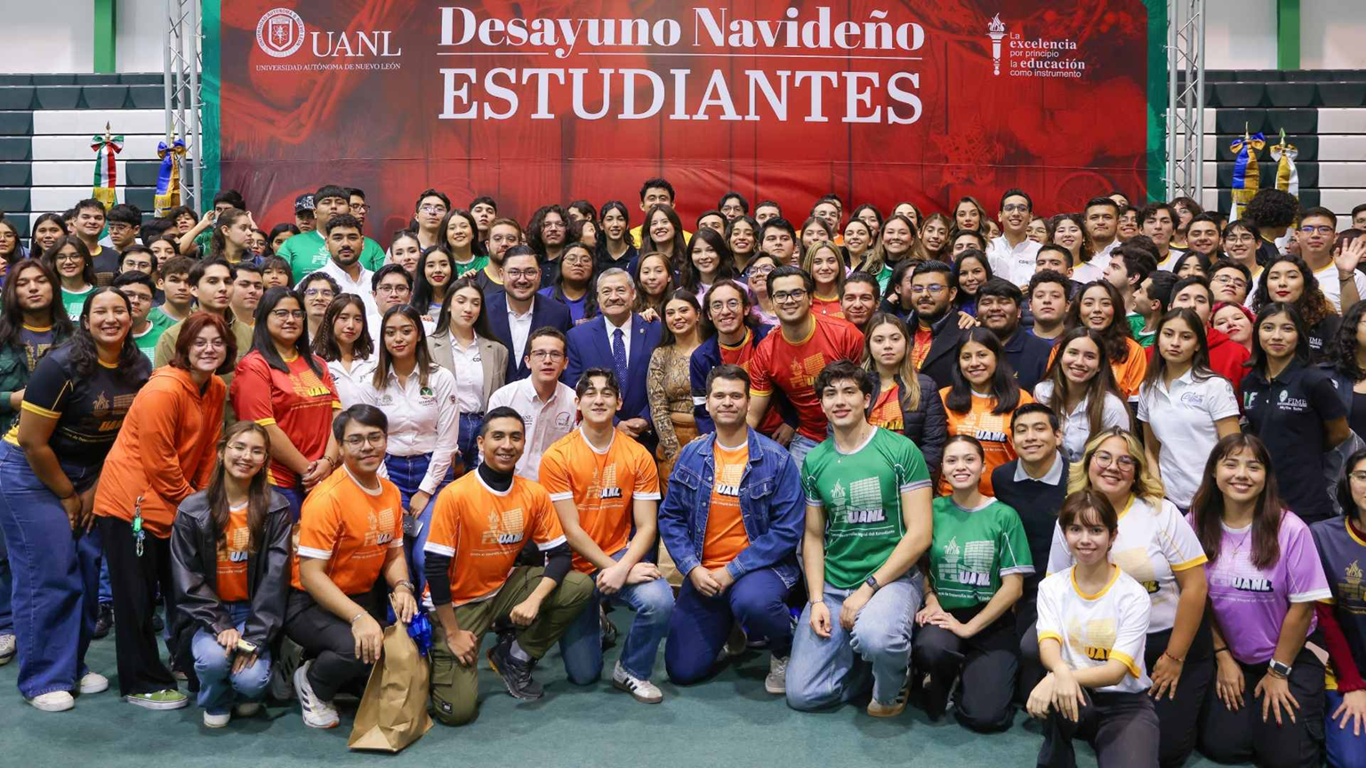 Agradece el Rector de la UANL Santos Guzmán a alumnos representar el espíritu universitario