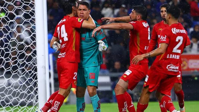 Rayados desaprovecha ocasiones y cae con Toluca en su debut en casa