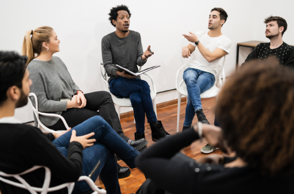 Un Foro para la Conversación: Se Conforma Club de Debate en la Casa de la Cultura