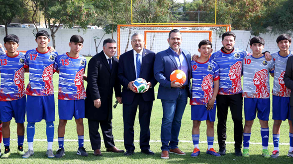 El Gobernador de Nuevo León, Samuel García Sepúlveda, y el Rector de la UANL, Santos Guzmán López, inauguraron el emparrillado en el que los actuales campeones del Grupo B de futbol americano comenzarán a disputar sus encuentros.