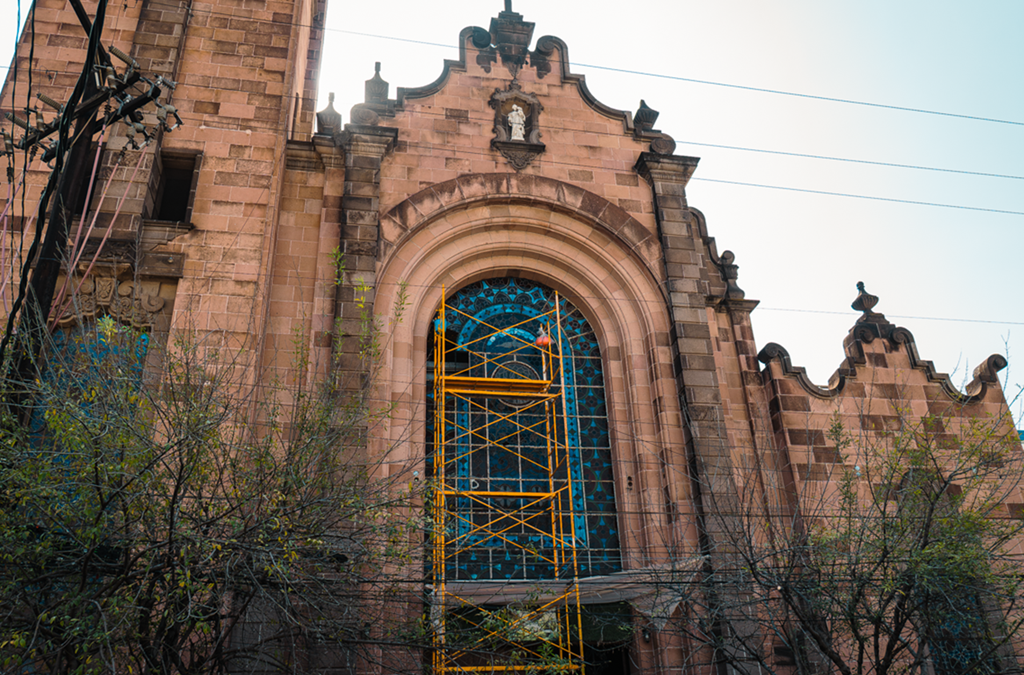 Inician restauración integral de vitrales históricos del Templo San José en Monterrey