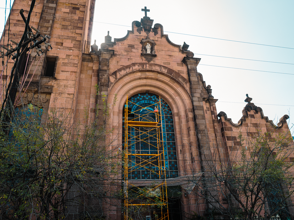 Inician restauración integral de vitrales históricos del Templo San José en Monterrey