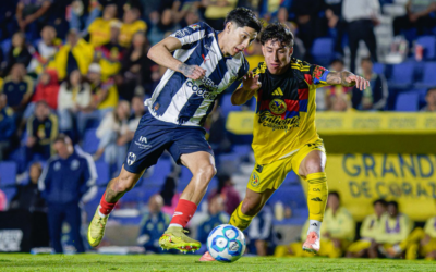 América Frena a Rayados en el Azteca con Gol de Zendejas  En un duelo clave de la Jornada 5 del Clausura 2026, las Águilas del América se impusieron 1-0 a Monterrey en el Estadio Azteca, sumando al equipo regio su segunda derrota en el torneo y complicando su camino hacia la Liguilla.  El triunfo del cuadro capitalino fue construido con dominio en largos tramos del partido y un golazo en solitario de Alejandro Zendejas al minuto 65, que definió un encuentro donde Rayados lució con poca efectividad en el área rival.  Primer Tiempo de Dominio Águila y Cárdenas Figurón  Desde el inicio, América controló las acciones. Erick Sánchez y Rodrigo Dourado tuvieron las primeras ocasiones claras, aunque una fue desviada y la otra anulada por fuera de lugar. La mayor amenaza del local llegó por parte de Luis Cárdenas, portero de Monterrey, quien se erigió como la figura de la primera mitad. El guardameta realizó atajadas clave, primero ante un zurdazo potente de Zendejas y luego con una espectacular estirada para desviar un remate lejano de Erick Sánchez, manteniendo el cero en el marcador hasta el descanso.  Zendejas Rompe el Empate con una Joya Individual  El complemento mantuvo la dinámica, con América generando peligro principalmente por Brian Rodríguez. Monterrey, buscando reacción, introdujo cambios ofensivos como Luca Orellano y, posteriormente, Jesús Manuel “Tecatito” Corona. Sin embargo, fue el local quien encontró la recompensa. Alejandro Zendejas recibió el balón en la banda derecha, se desprendió con habilidad de Daniel Aceves y Fidel Ambriz dentro del área y, con un preciso zurdazo, venció a Cárdenas para estremecer el Azteca.  Rayados Sin Respuesta Ofensiva  A pesar de ir abajo en el marcador, Monterrey no logró generar peligro real. Su primer tiro entre los tres palos llegó hasta el minuto 80, con un remate lejano de Iker Fimbres que fue controlado sin problemas por Luis Ángel Malagón. La última opción clara de igualar el encuentro se dio en los minutos añadidos, cuando un cabezazo de Roberto De La Rosa obligó a Malagón a enviar el balón al córner, sellando así el triunfo para las Águilas.  Consecuencias en la Tabla  Con esta derrota, Monterrey (7 puntos) se estanca y, de momento, queda fuera de las posiciones de Liguilla, ocupando la novena plaza. El equipo de Domènec Torrent deberá reaccionar rápidamente, ya que su próxima cita es de alta responsabilidad: este miércoles recibirá al Xelajú en el partido de vuelta de la primera ronda de la Copa de Campeones de la Concacaf. Por su parte, América suma tres puntos importantes que lo mantienen en la parte alta de la clasificación.