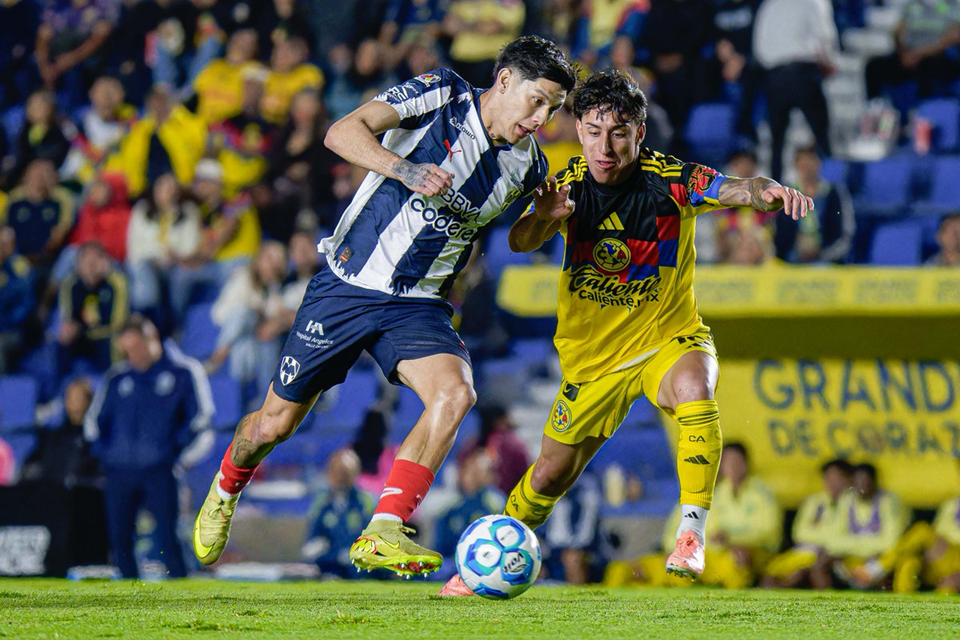 América Frena a Rayados en el Azteca con Gol de Zendejas  En un duelo clave de la Jornada 5 del Clausura 2026, las Águilas del América se impusieron 1-0 a Monterrey en el Estadio Azteca, sumando al equipo regio su segunda derrota en el torneo y complicando su camino hacia la Liguilla.  El triunfo del cuadro capitalino fue construido con dominio en largos tramos del partido y un golazo en solitario de Alejandro Zendejas al minuto 65, que definió un encuentro donde Rayados lució con poca efectividad en el área rival.  Primer Tiempo de Dominio Águila y Cárdenas Figurón  Desde el inicio, América controló las acciones. Erick Sánchez y Rodrigo Dourado tuvieron las primeras ocasiones claras, aunque una fue desviada y la otra anulada por fuera de lugar. La mayor amenaza del local llegó por parte de Luis Cárdenas, portero de Monterrey, quien se erigió como la figura de la primera mitad. El guardameta realizó atajadas clave, primero ante un zurdazo potente de Zendejas y luego con una espectacular estirada para desviar un remate lejano de Erick Sánchez, manteniendo el cero en el marcador hasta el descanso.  Zendejas Rompe el Empate con una Joya Individual  El complemento mantuvo la dinámica, con América generando peligro principalmente por Brian Rodríguez. Monterrey, buscando reacción, introdujo cambios ofensivos como Luca Orellano y, posteriormente, Jesús Manuel “Tecatito” Corona. Sin embargo, fue el local quien encontró la recompensa. Alejandro Zendejas recibió el balón en la banda derecha, se desprendió con habilidad de Daniel Aceves y Fidel Ambriz dentro del área y, con un preciso zurdazo, venció a Cárdenas para estremecer el Azteca.  Rayados Sin Respuesta Ofensiva  A pesar de ir abajo en el marcador, Monterrey no logró generar peligro real. Su primer tiro entre los tres palos llegó hasta el minuto 80, con un remate lejano de Iker Fimbres que fue controlado sin problemas por Luis Ángel Malagón. La última opción clara de igualar el encuentro se dio en los minutos añadidos, cuando un cabezazo de Roberto De La Rosa obligó a Malagón a enviar el balón al córner, sellando así el triunfo para las Águilas.  Consecuencias en la Tabla  Con esta derrota, Monterrey (7 puntos) se estanca y, de momento, queda fuera de las posiciones de Liguilla, ocupando la novena plaza. El equipo de Domènec Torrent deberá reaccionar rápidamente, ya que su próxima cita es de alta responsabilidad: este miércoles recibirá al Xelajú en el partido de vuelta de la primera ronda de la Copa de Campeones de la Concacaf. Por su parte, América suma tres puntos importantes que lo mantienen en la parte alta de la clasificación.