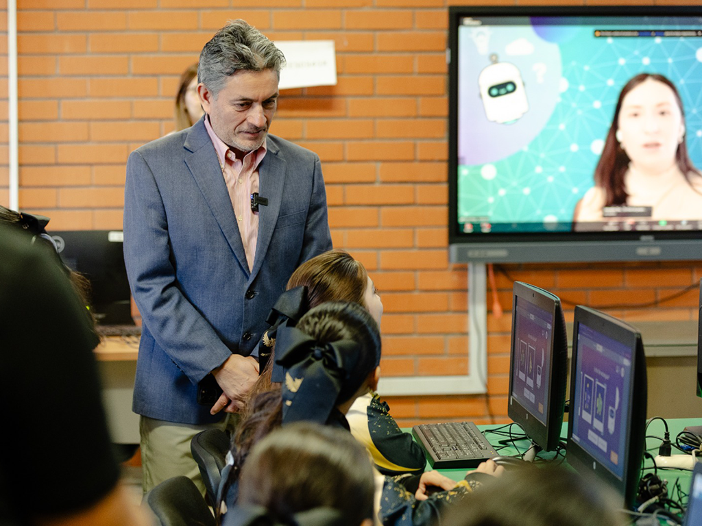 Pequeñas mentes, gran futuro: miles de niños exploran la inteligencia artificial en taller virtual