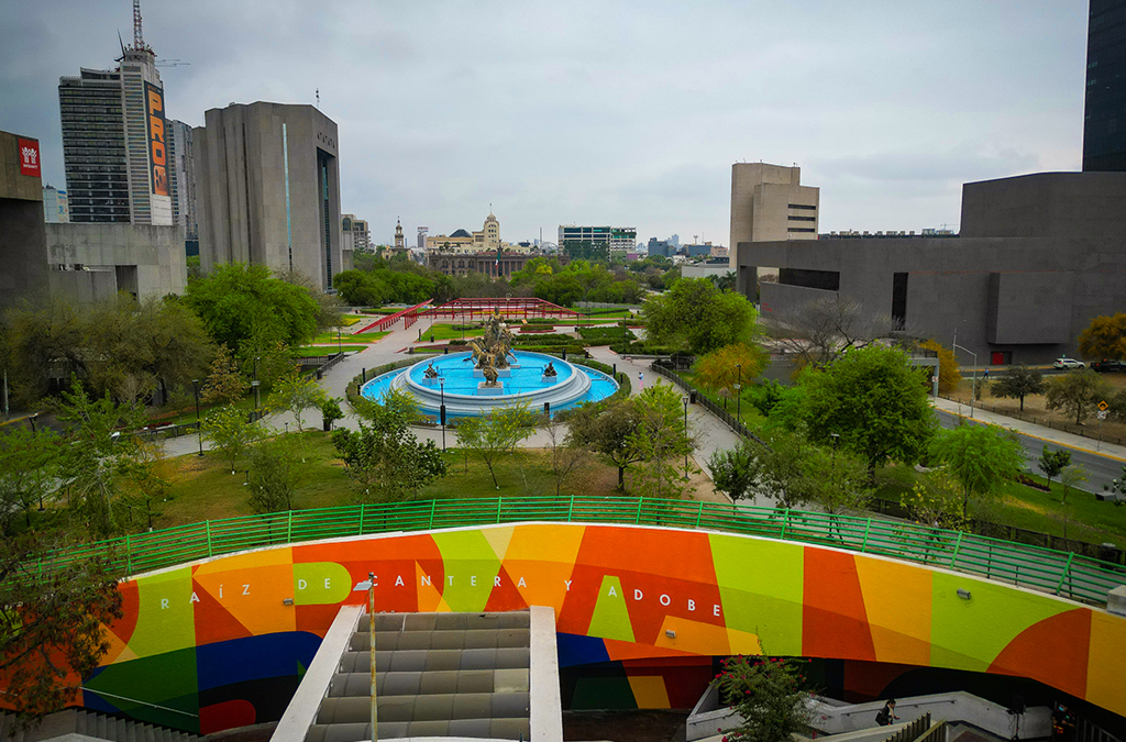 Entrega SCNL el primer mural de “Trazos Mundialistas” en la Estación Zaragoza de Metrorrey