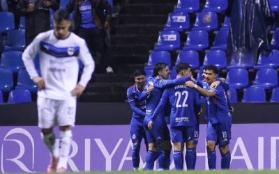 La Máquina Avanza: Cruz Azul Elimina a Rayados en una Lluviosa Noche Poblana