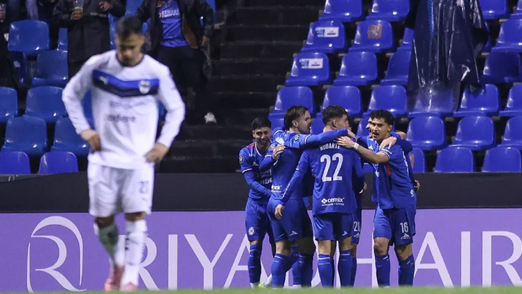 La Máquina Avanza: Cruz Azul Elimina a Rayados en una Lluviosa Noche Poblana