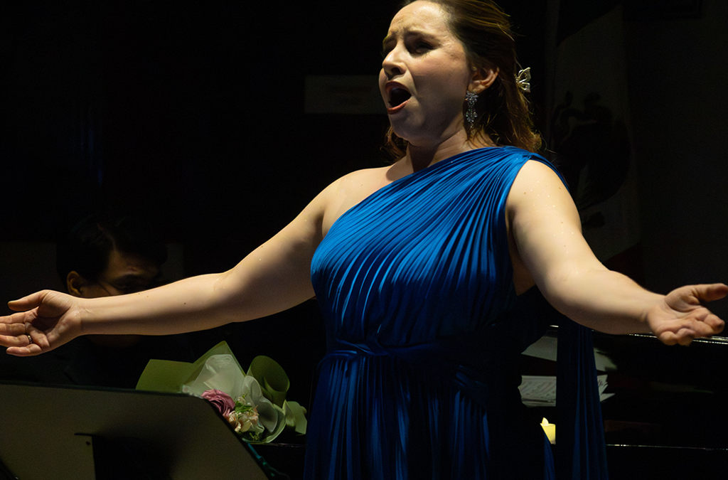 Noche de Gala Francesa: Priscilla Portales y Aarón Abinadi Conquistan la Casa de la Cultura