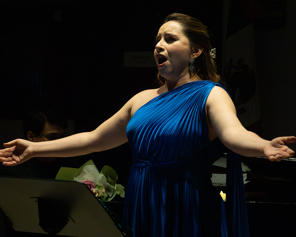 Noche de Gala Francesa: Priscilla Portales y Aarón Abinadi Conquistan la Casa de la Cultura