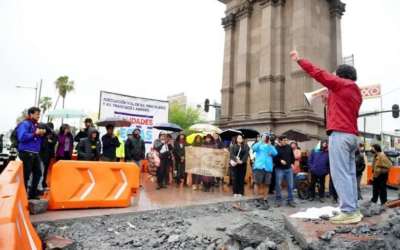 Protestan por obras viales en el Arco de la Independencia