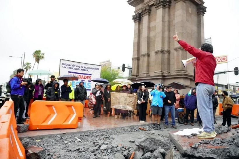 Protestan por obras viales en el Arco de la Independencia