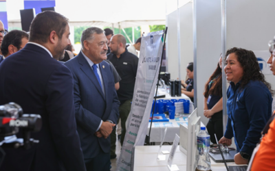 Impulsa UANL vinculación con empresas en Feria Laboral 2026