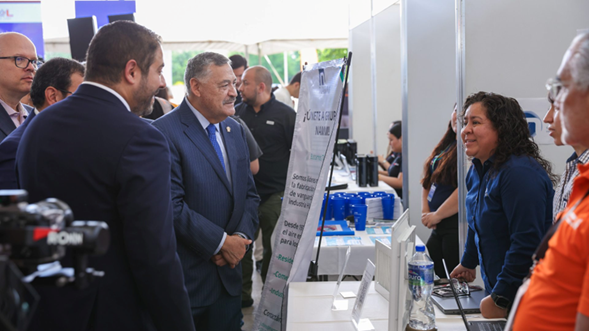 Impulsa UANL vinculación con empresas en Feria Laboral 2026